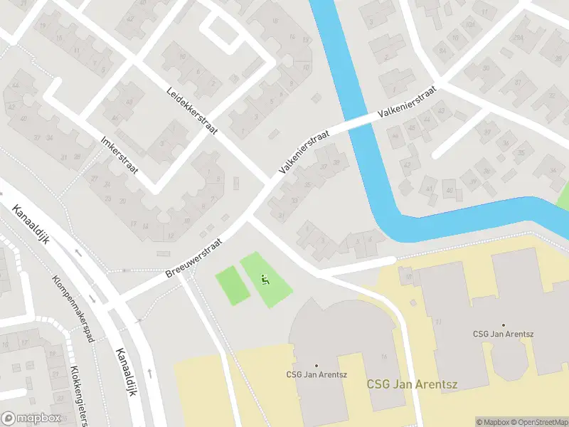 Ambulance met gepaste spoed naar de Breeuwerstraat in Alkmaar