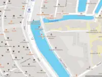 Ambulance met grote spoed naar de Oude Turfmarkt in Amsterdam