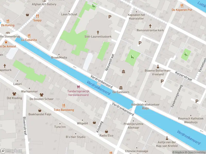 Ambulance met grote spoed naar de Dijk in Alkmaar