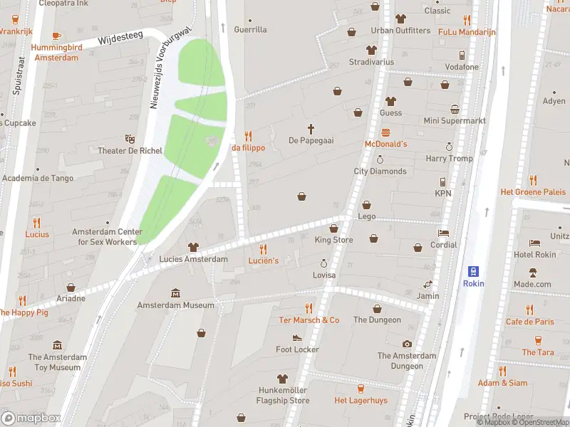 Ambulance met grote spoed naar de Begijnhof in Amsterdam