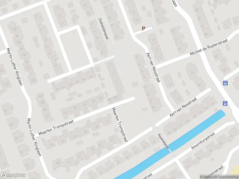 Ambulance met grote spoed naar de Zeeheldenpad in Hellevoetsluis