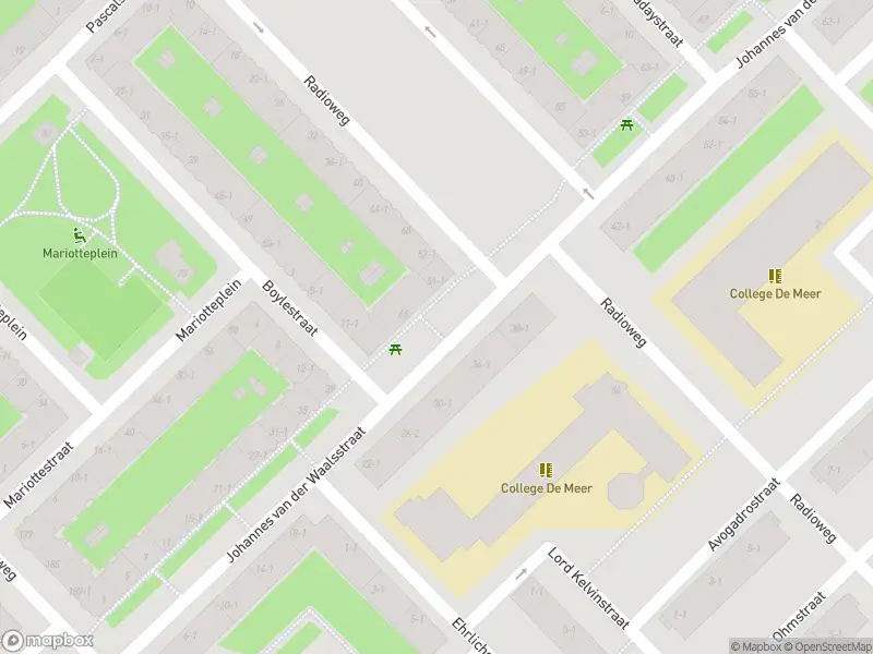 Ambulance met gepaste spoed naar de Radioweg in Amsterdam