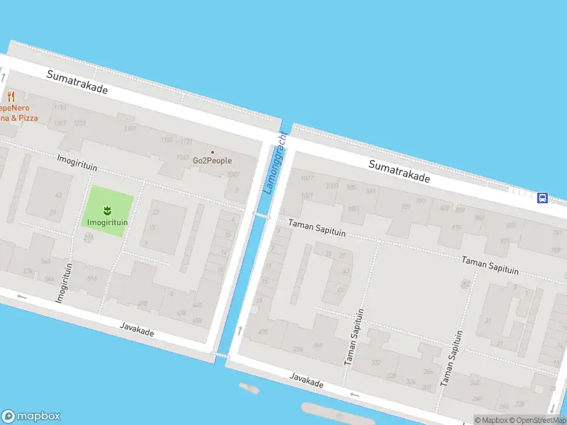 Ambulance met grote spoed naar de Sumatrakade in Amsterdam