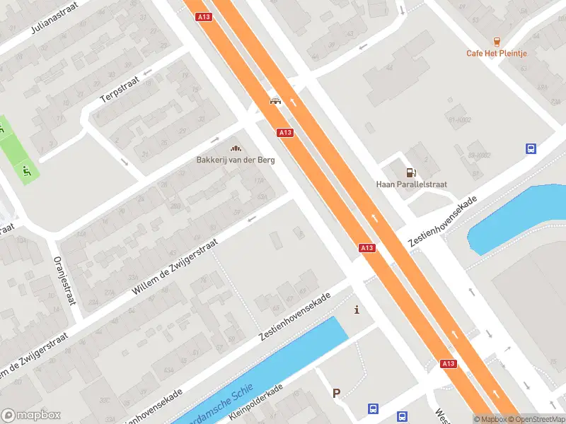 Ambulance met grote spoed naar de Parallelstraat in Rotterdam