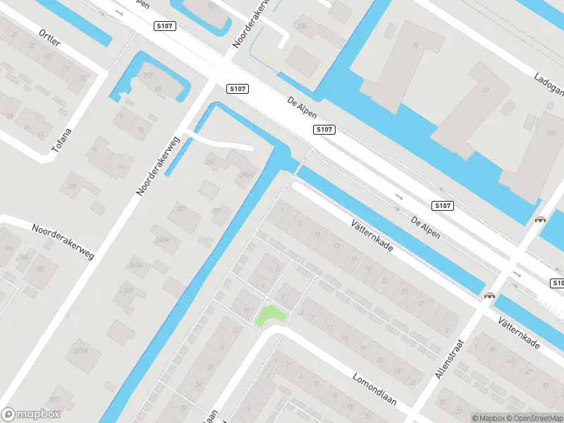 Ambulance met grote spoed naar de Vätternkade in Amsterdam