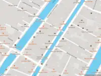 Ambulance met gepaste spoed naar de Warmoesstraat in Amsterdam