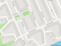 Ambulance met grote spoed naar de Naardermeerstraat in Amsterdam