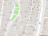 Ambulance met grote spoed naar de Begijnhof in Amsterdam