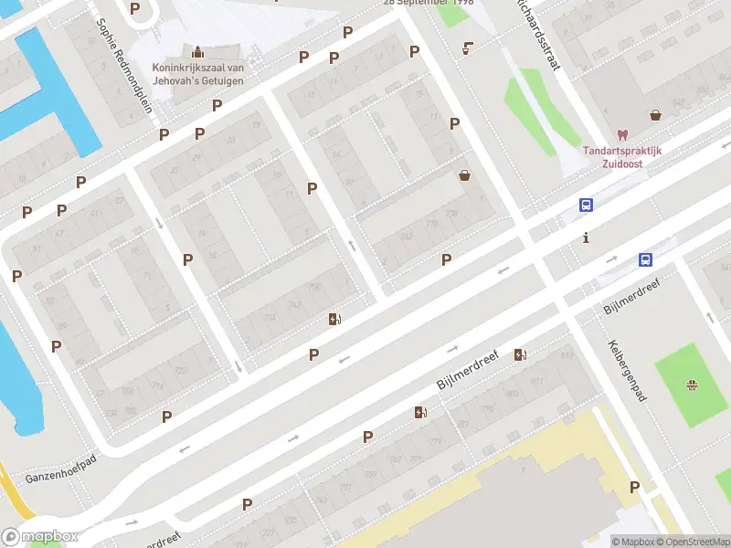 Ambulance met grote spoed naar de M. Berdenis van Berlekomstraat in Amsterdam