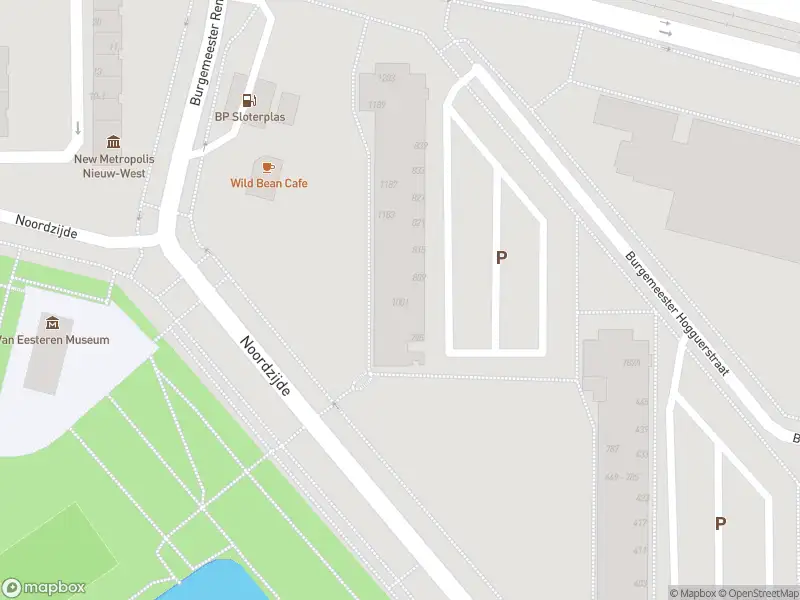 Ambulance met gepaste spoed naar de Burgemeester Hogguerstraat in Amsterdam