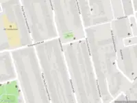 Ambulance met grote spoed naar de Stationsstraat in Vlaardingen