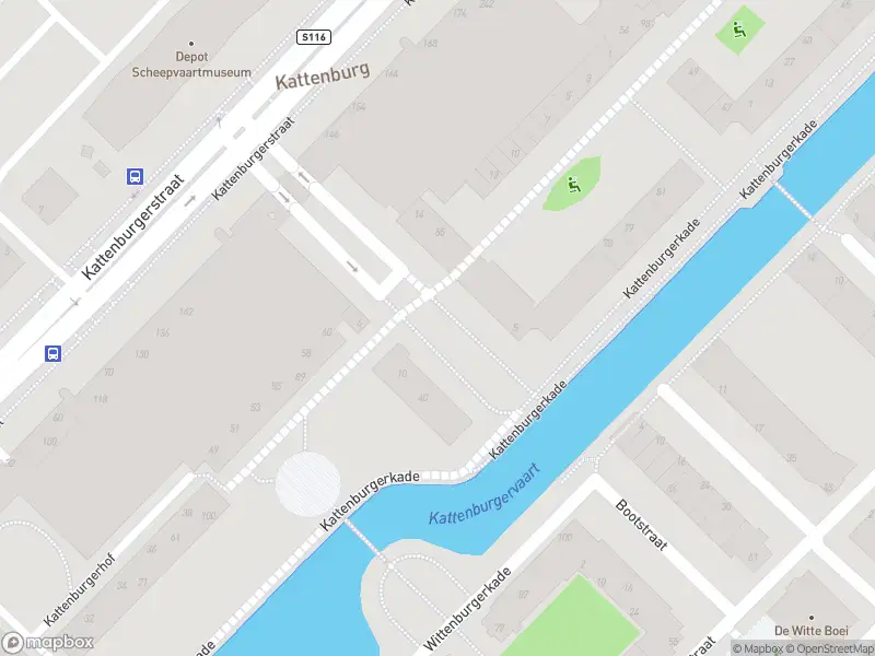 Ambulance met grote spoed naar de Kattenburgerkruisstraat in Amsterdam