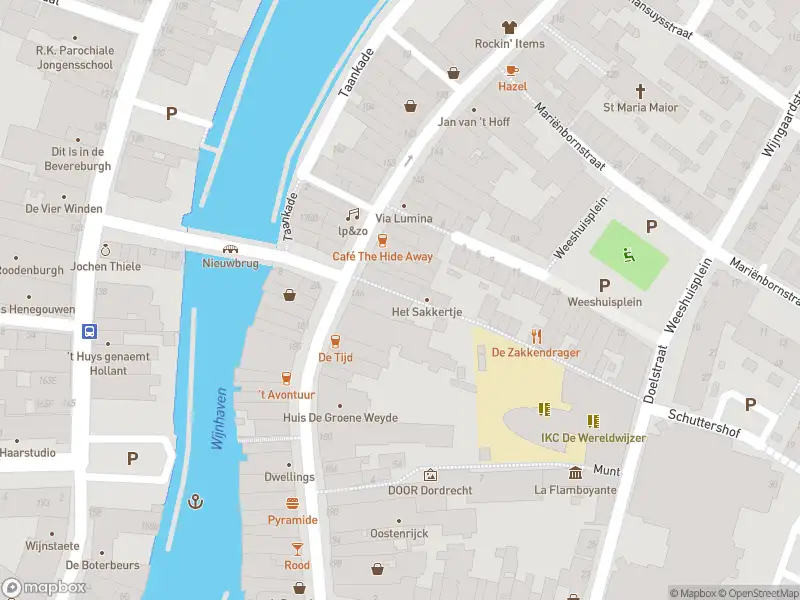 Ambulance met gepaste spoed naar de Voorstraat in Dordrecht