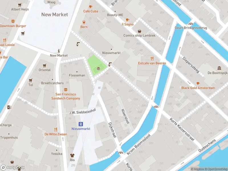 Ambulance met grote spoed naar de Dijkdwarsstraat in Amsterdam