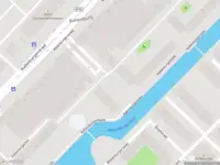 Ambulance met grote spoed naar de Kattenburgerkruisstraat in Amsterdam