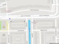 Ambulance met grote spoed naar de Luiksingel in Amsterdam