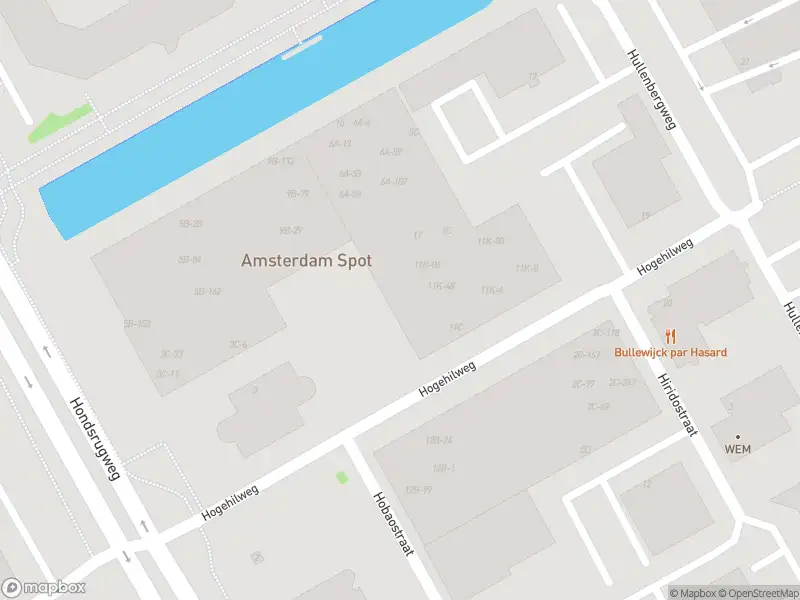 Ambulance met grote spoed naar de Hogehilweg in Amsterdam