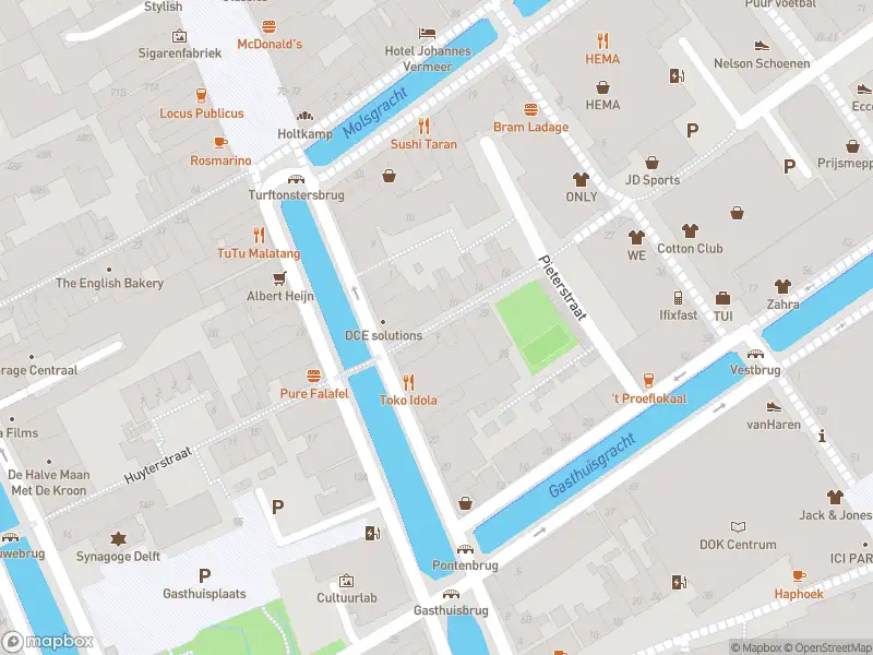 Brandweer met grote spoed naar de Pieterstraat in Delft vanwege afhijsen patient