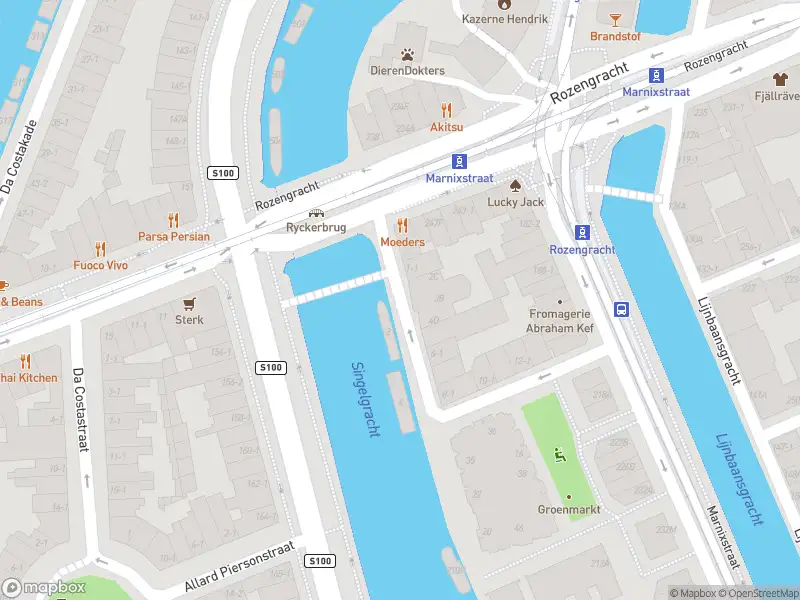 Ambulance met grote spoed naar de Groenmarktkade in Amsterdam