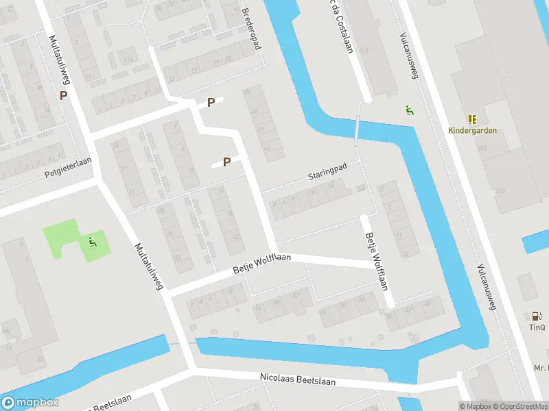 Ambulance met grote spoed naar de Staringpad in Delft