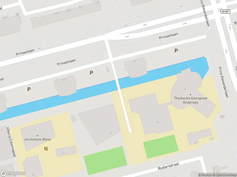 Ambulance met grote spoed naar de Prinsenlaan in Rotterdam