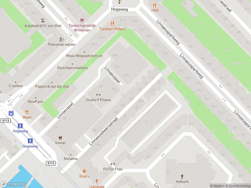 Ambulance met gepaste spoed naar de Linnaeuskade in Amsterdam