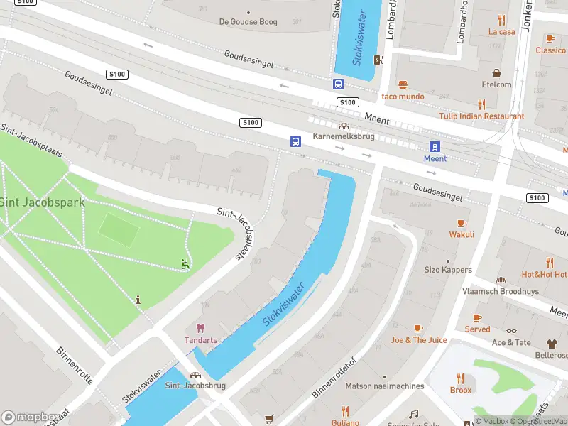 Ambulance met grote spoed naar de Sint-Jacobsplaats in Rotterdam