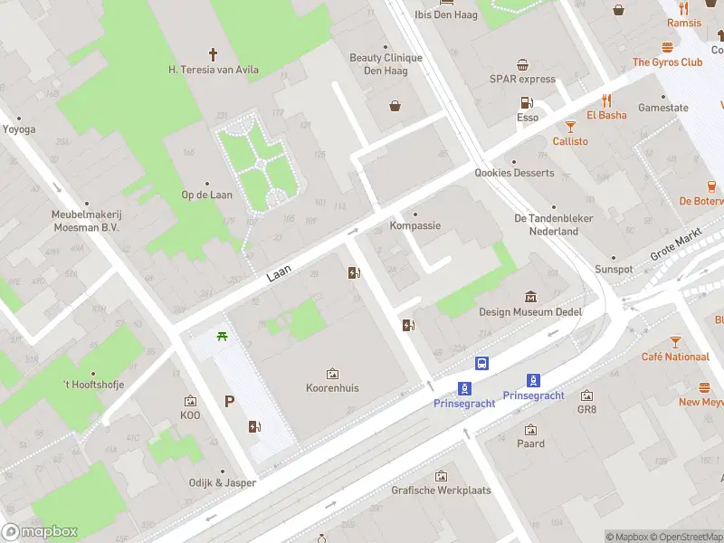 Ambulance met grote spoed naar de Korte Beestenmarkt in 's-Gravenhage