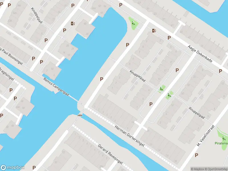 Ambulance met grote spoed naar de P.C. Boutensstraat in Voorschoten