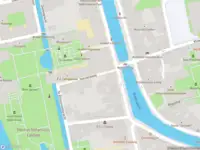 Ambulance met gepaste spoed naar de Nonnensteeg in Leiden