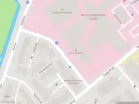 Ambulance met grote spoed naar de Dieperpoellaan in Leiden