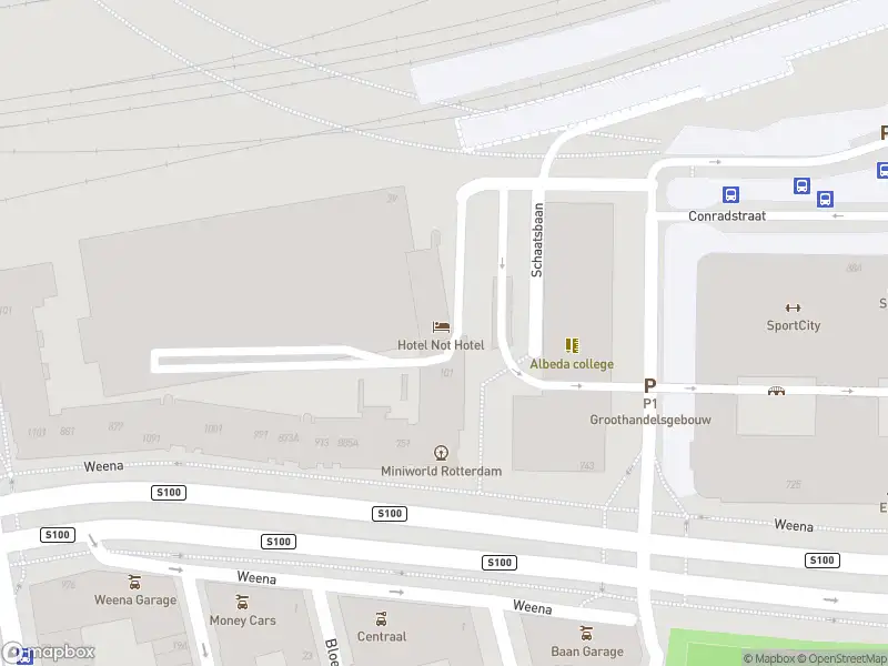 Ambulance met gepaste spoed naar de Crooswijksestraat in Rotterdam