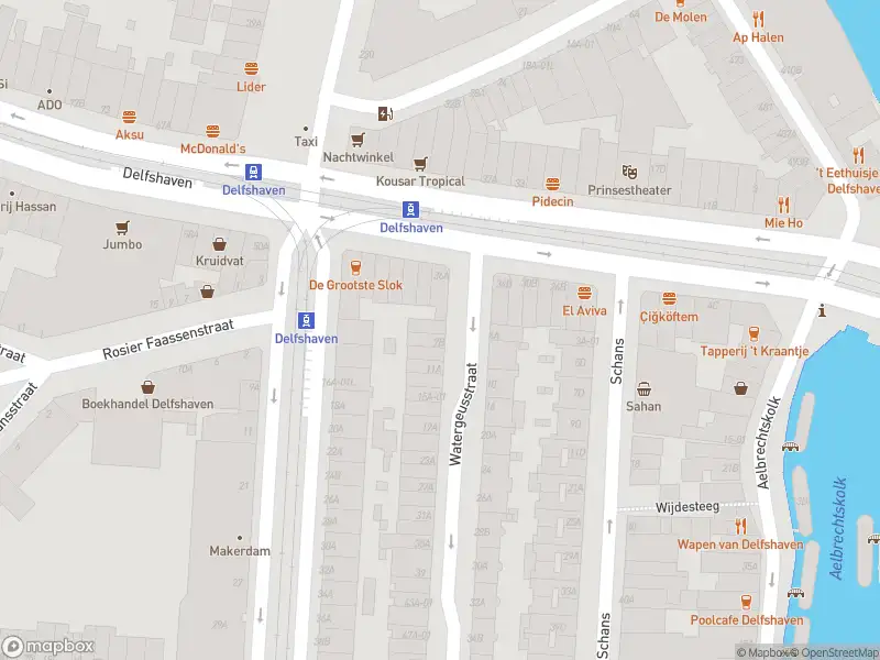 Ambulance met grote spoed naar de Watergeusstraat in Rotterdam