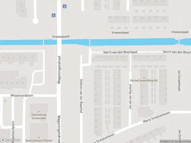 Ambulance met grote spoed naar de Siebren van der Baanhof in Amsterdam