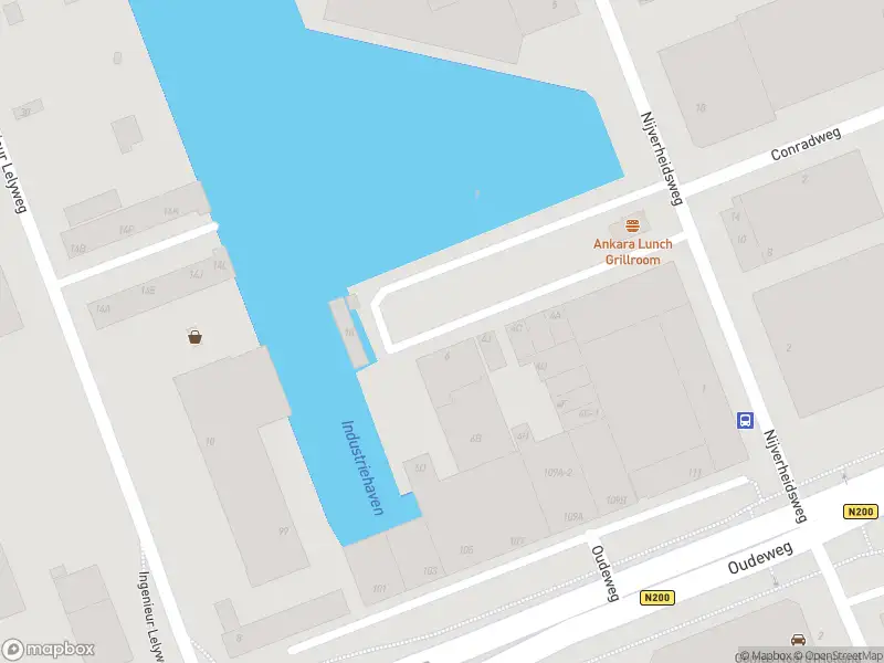 Ambulance met grote spoed naar de Conradkade in Haarlem