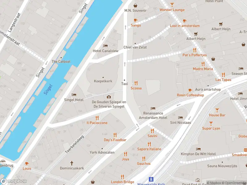 Ambulance met grote spoed naar de Kattengat in Amsterdam