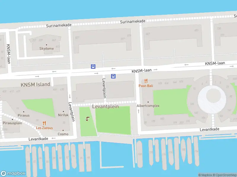 Ambulance met gepaste spoed naar de Barcelonaplein in Amsterdam