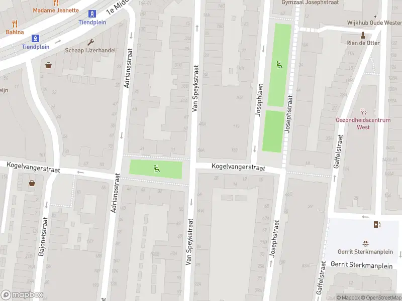 Ambulance met grote spoed naar de Van Speykstraat in Rotterdam