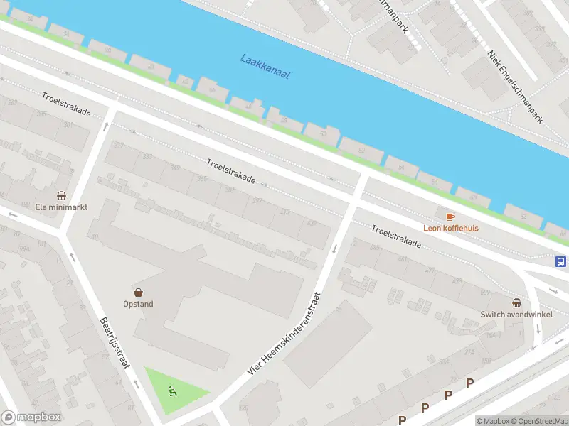 Ambulance met grote spoed naar de Troelstrakade in 's-Gravenhage