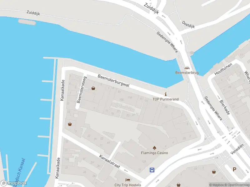 Ambulance met grote spoed naar de Beemsterburgwal in Purmerend