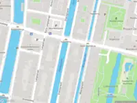 Ambulance met grote spoed naar de Oranjegracht in Leiden