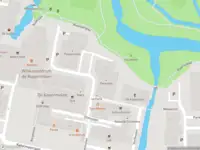 Ambulance met grote spoed naar de Stellingmolen in Leiden