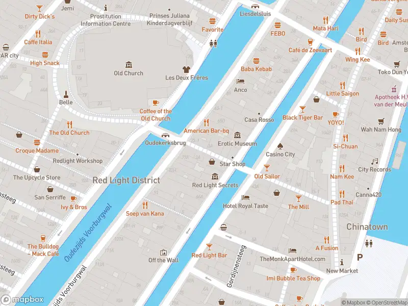 Ambulance met grote spoed naar de Oudekennissteeg in Amsterdam