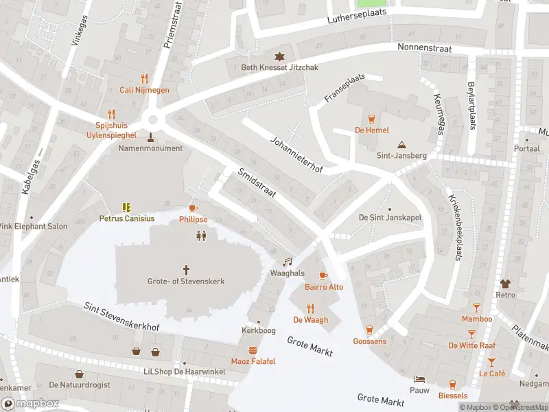 Ambulance en brandweer met grote spoed naar de Waalkade in Nijmegen