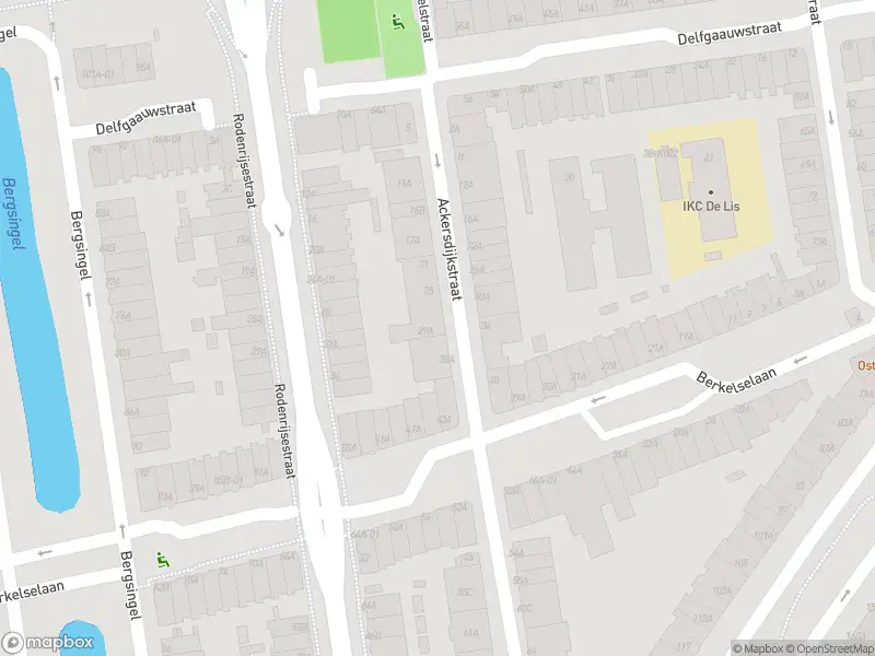 Ambulance met grote spoed naar de Ackersdijkstraat in Rotterdam