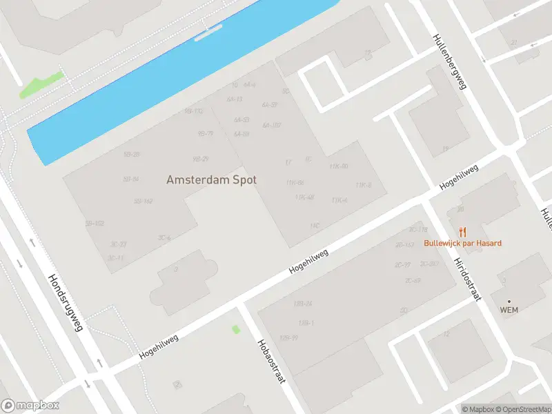 Ambulance met gepaste spoed naar de Hogehilweg in Amsterdam