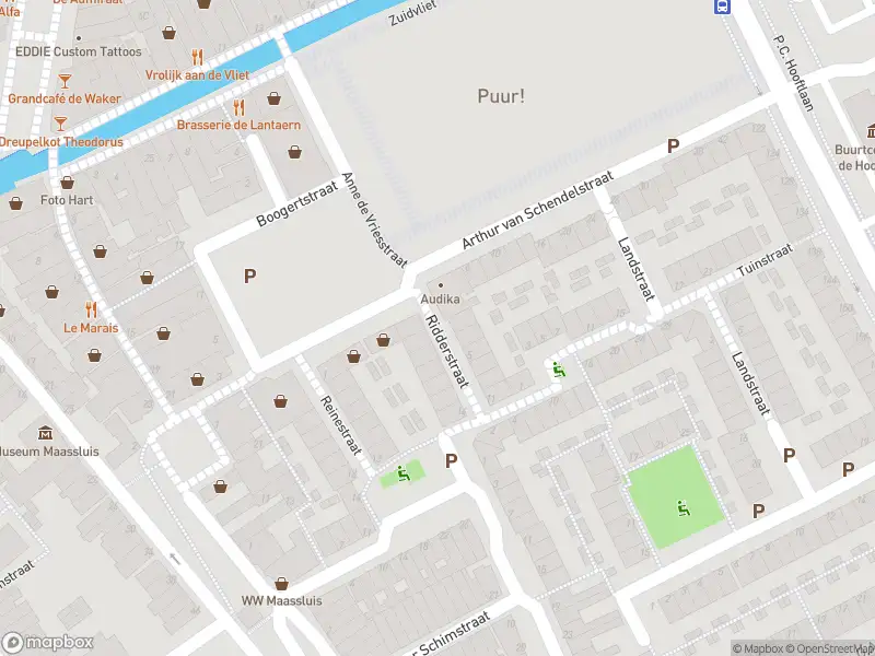 Ambulance met grote spoed naar de Ridderstraat in Maassluis