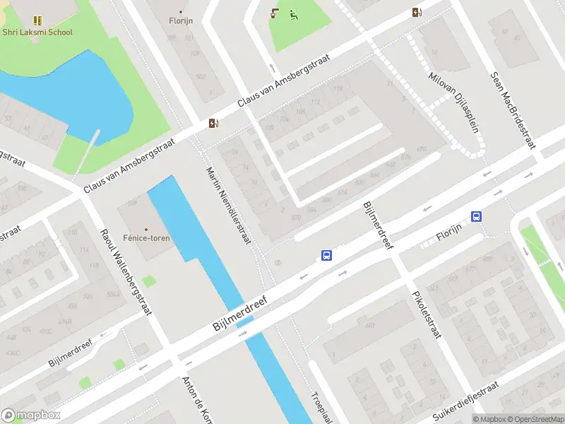 Ambulance met grote spoed naar de Martin Niemöllerstraat in Amsterdam