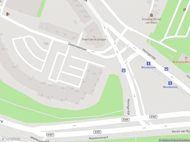 Ambulance met gepaste spoed naar de Oostmaaslaan in Rotterdam