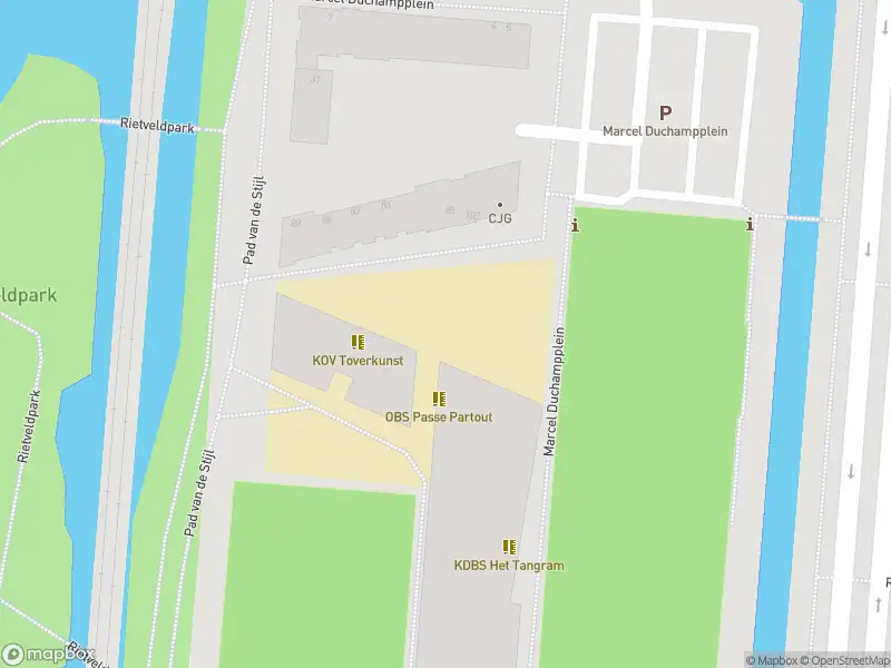 Ambulance met grote spoed naar de Marcel Duchampplein in Rotterdam